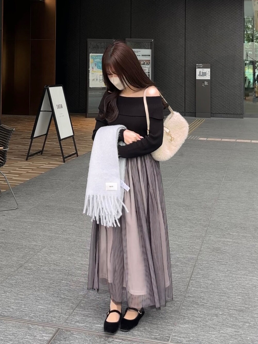 ブラック系のワンピース/ドレス、ブラック系のバレエシューズ、ブルー系のマフラーを着用したレディースの冬コーディネートの3枚目の写真