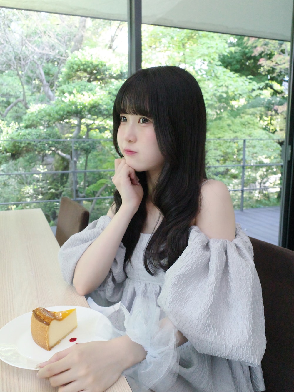 ホワイト系のその他パンツ、グレー系のベストを着用したレディースの夏コーディネートの3枚目の写真