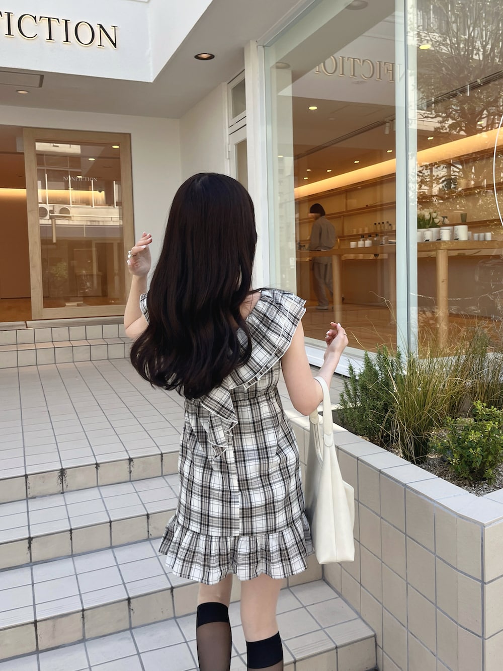 ブラック系のワンピース/ドレスを着用したレディースの春コーディネートの2枚目の写真