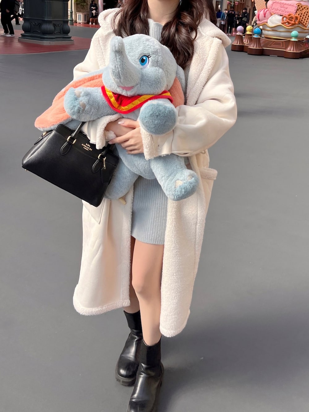 ブルー系のニット/セーター、ホワイト系のダッフルコートを着用したレディースの冬コーディネートの4枚目の写真