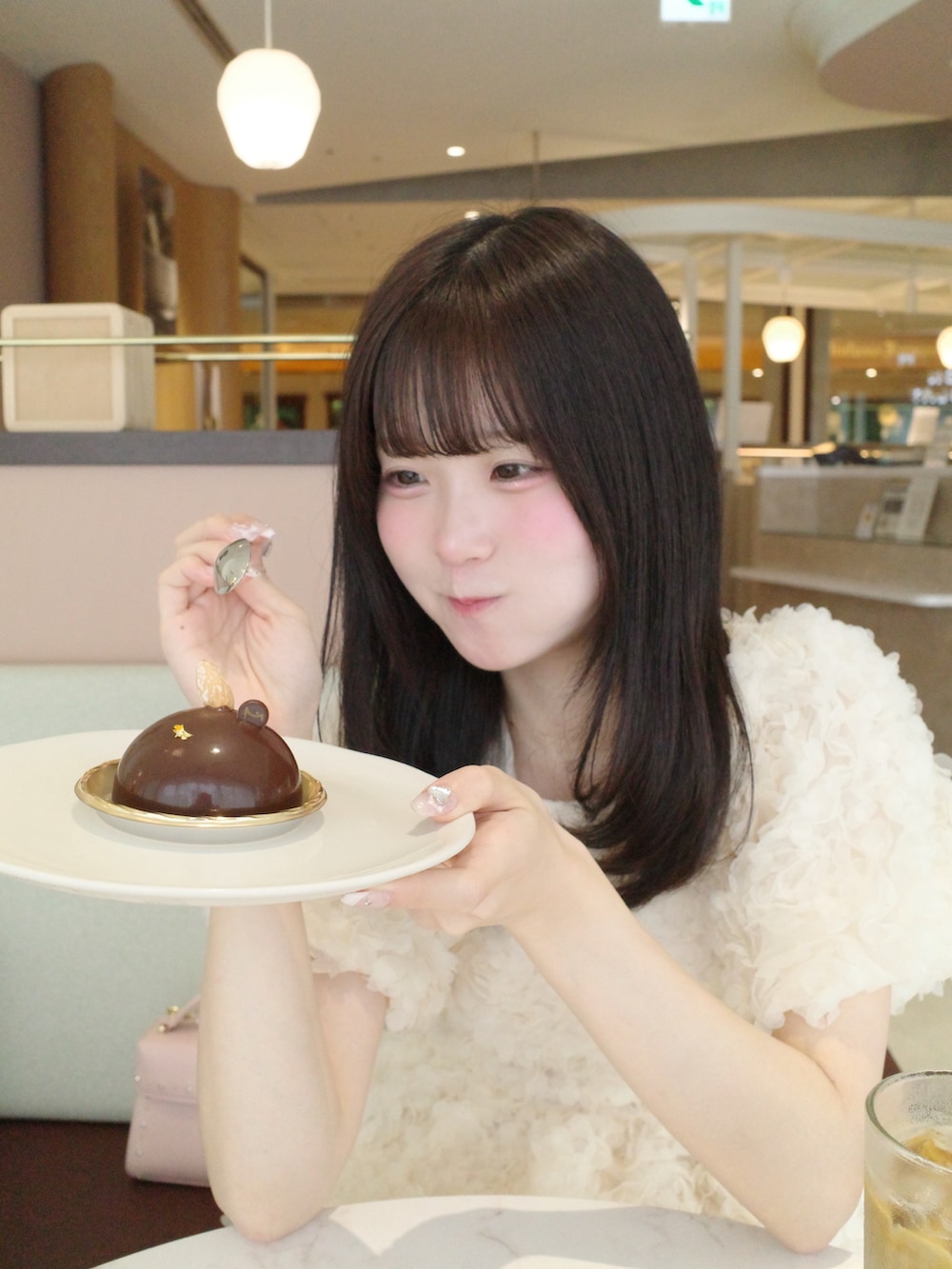 ピンク系のショルダーバッグ、ホワイト系のワンピース、ブラック系のサンダルを着用したレディースの秋コーディネートの2枚目の写真