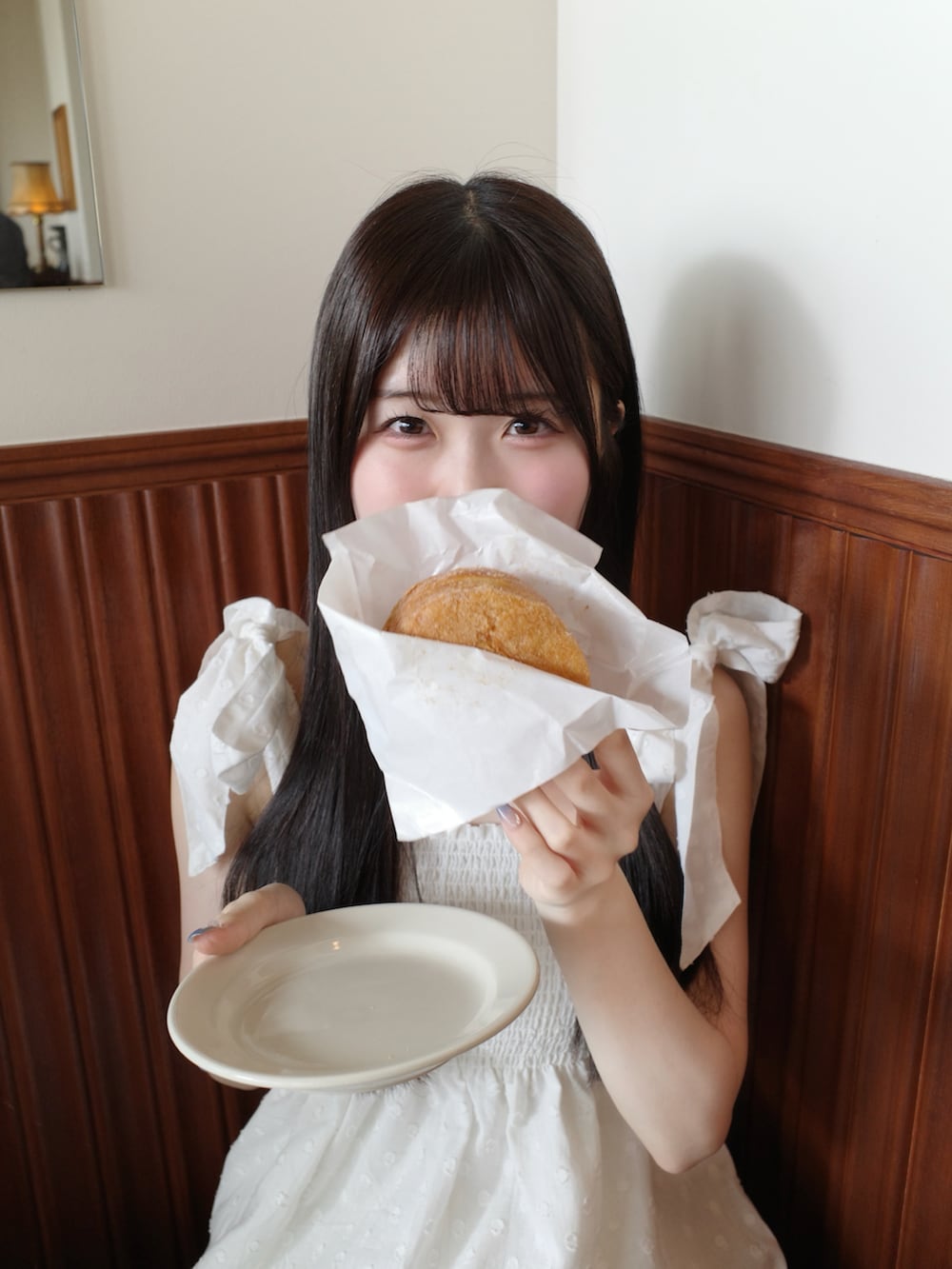 ホワイト系のワンピース/ドレス、ホワイト系のサンダル、ベージュ系のショルダーバッグを着用したレディースの夏コーディネートの2枚目の写真