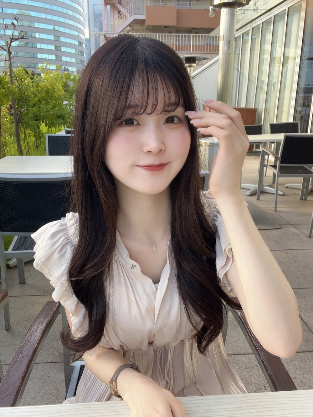 ホワイト系のワンピース/ドレス、ホワイト系のシューズを着用したレディースの夏コーディネートの4枚目の写真