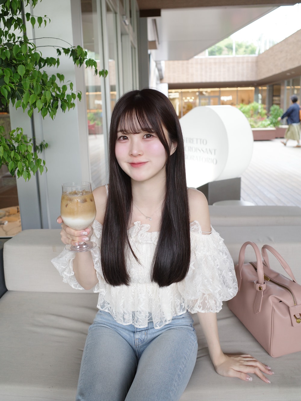 ホワイト系のシャツ/ブラウス、ピンク系のバッグ、ブルー系のデニムパンツを着用したレディースの春コーディネートの4枚目の写真