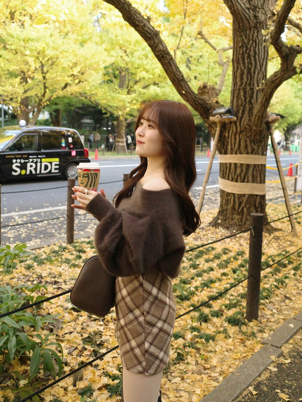 ブラウン系のニット/セーター、その他のスカート、ブラック系のブーツを着用したレディースの秋コーディネートの4枚目の写真