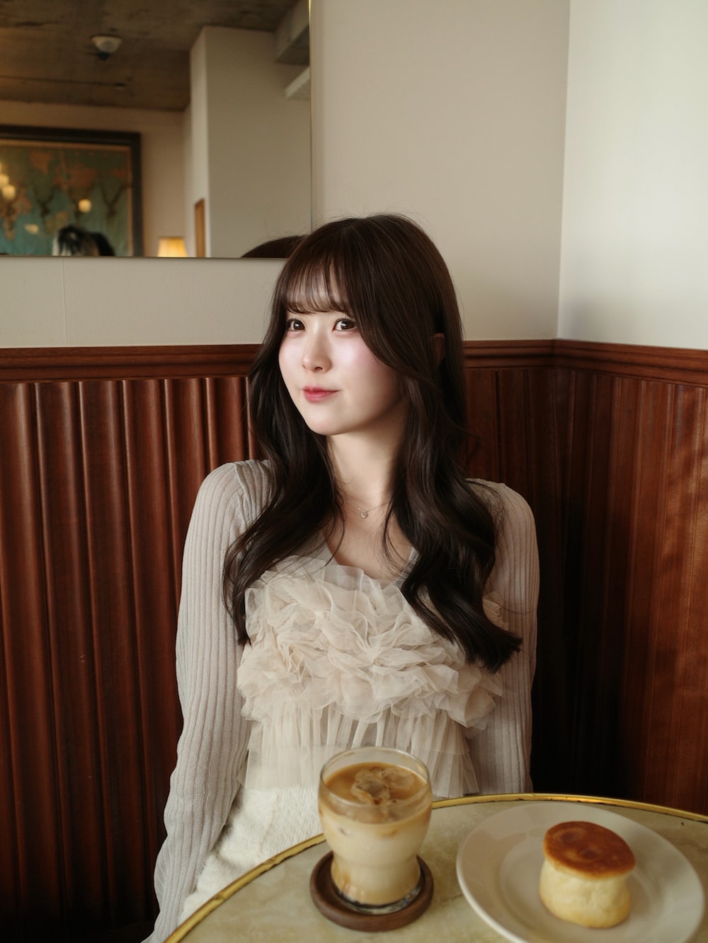 ホワイト系のシャツ/ブラウス、ホワイト系のショルダーバッグ、ホワイト系のスカートを着用したレディースの春コーディネートの2枚目の写真