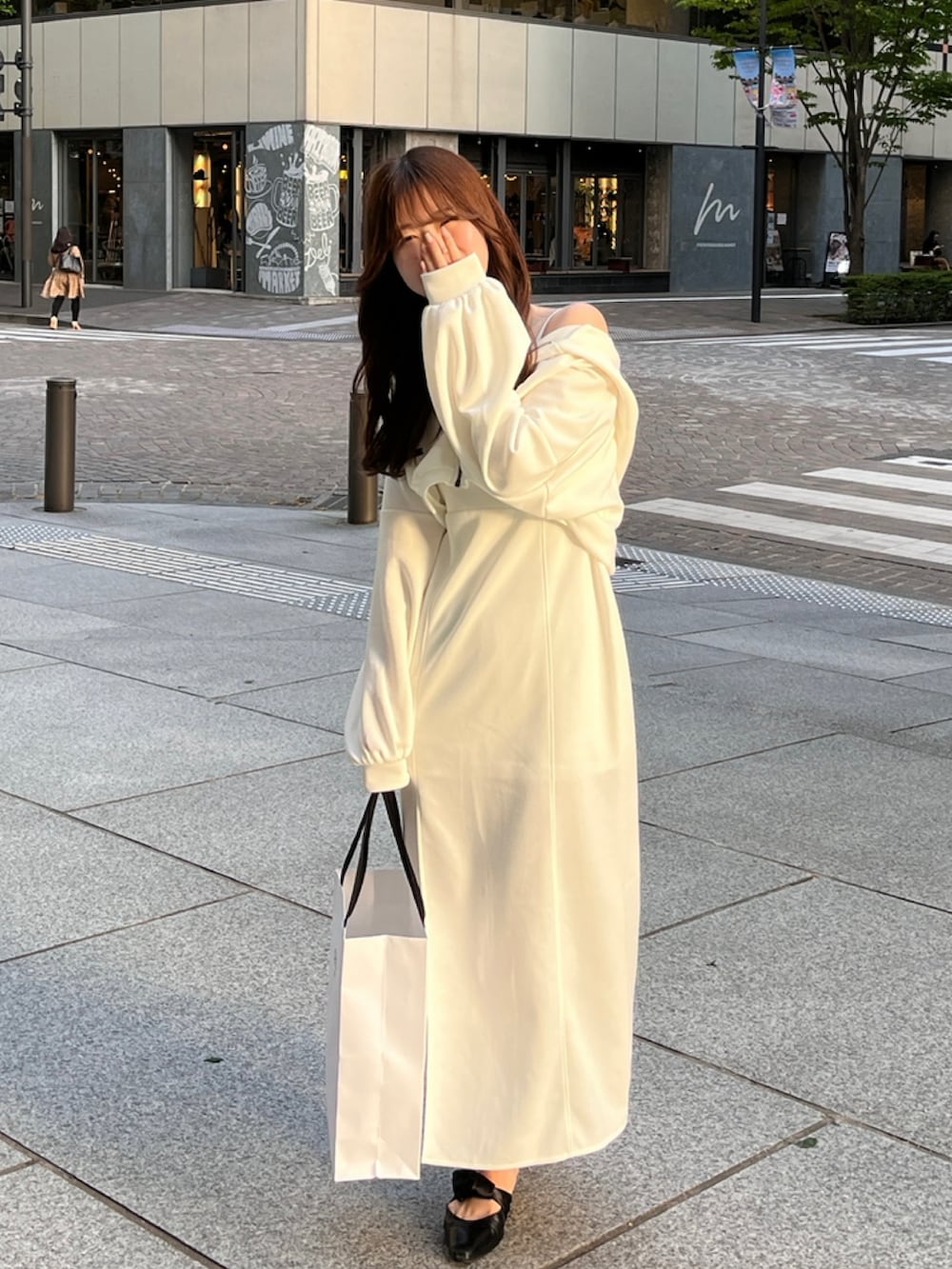 ホワイト系のワンピース/ドレスを着用したレディースの夏コーディネートの2枚目の写真