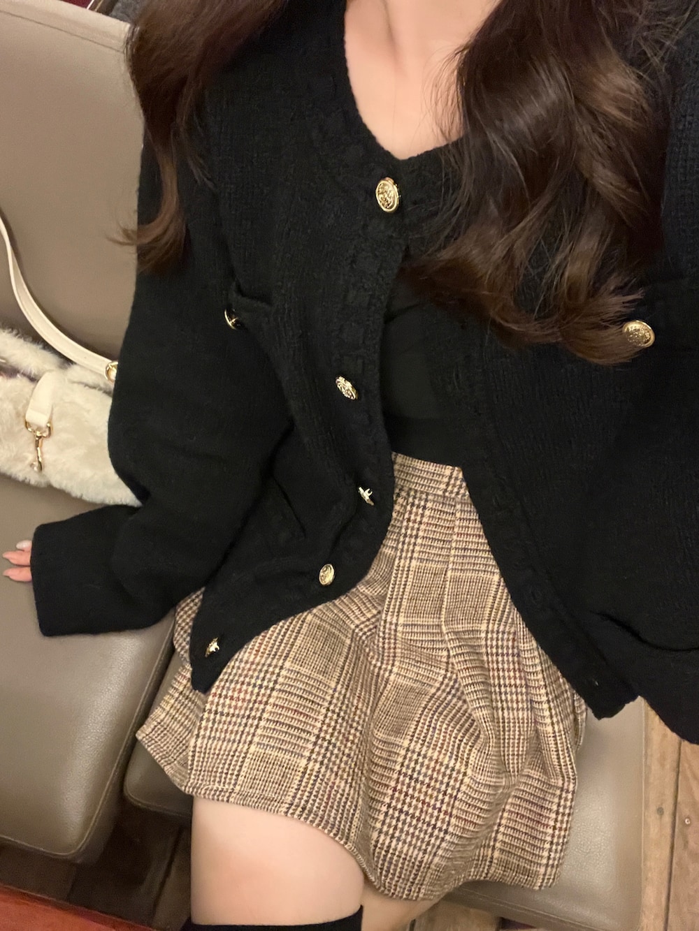 ブラック系のカーディガン/ボレロ、ブラック系のフォーマルスーツ/小物、その他のスカートを着用したレディースの秋コーディネートの3枚目の写真