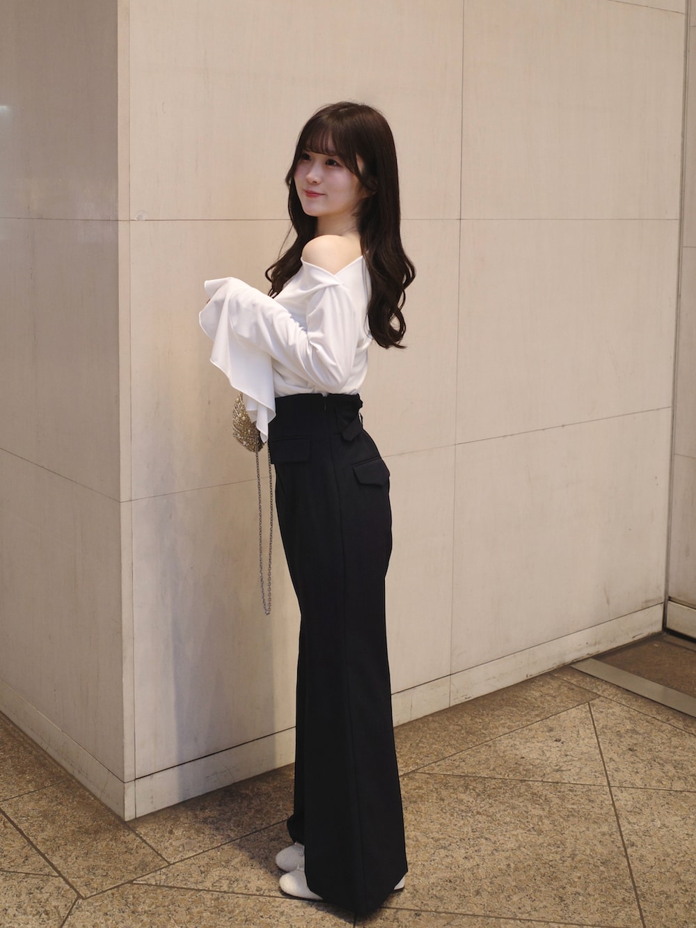 ホワイト系のパンプス、ブルー系のパンツ、ホワイト系のトップスを着用したレディースの春コーディネートの2枚目の写真