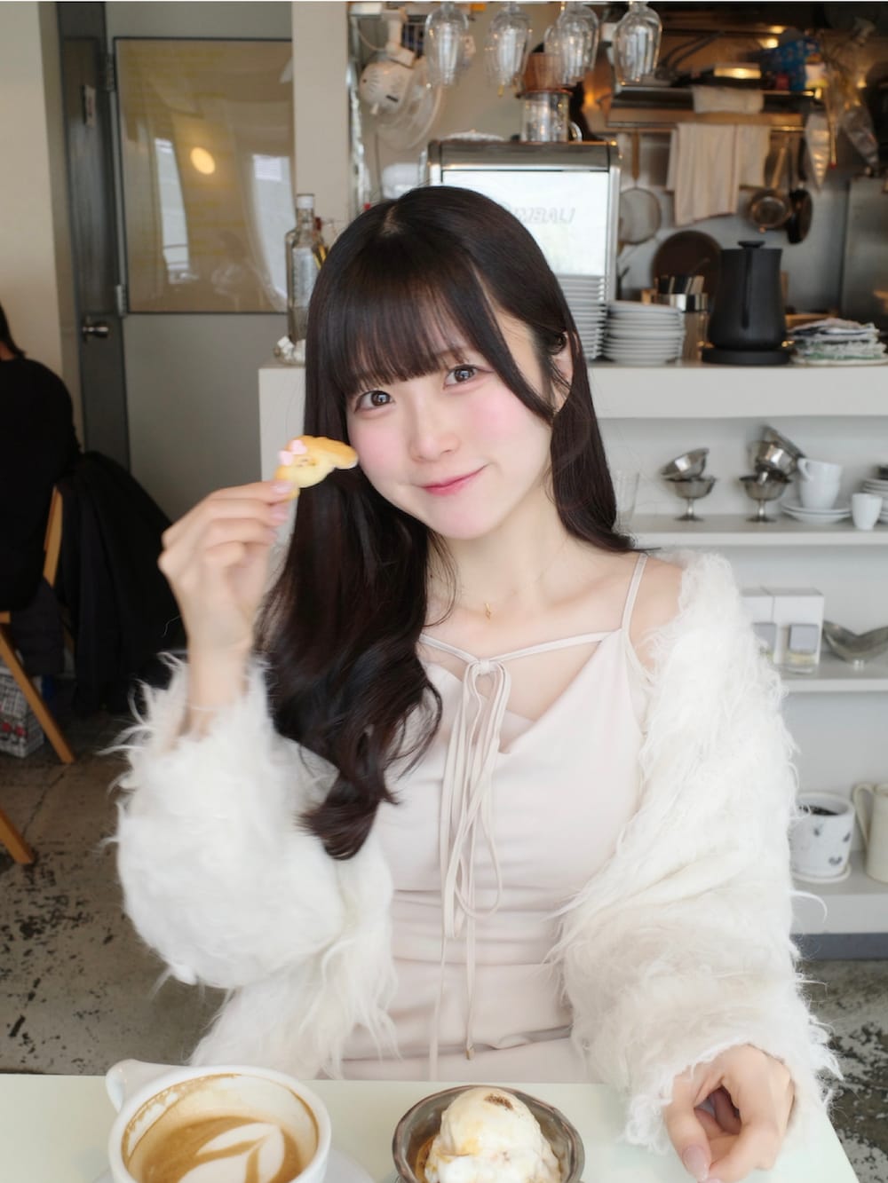 ホワイト系のワンピース、ホワイト系のニット/セーター、ピンク系のトートバッグを着用したレディースの夏コーディネートの2枚目の写真