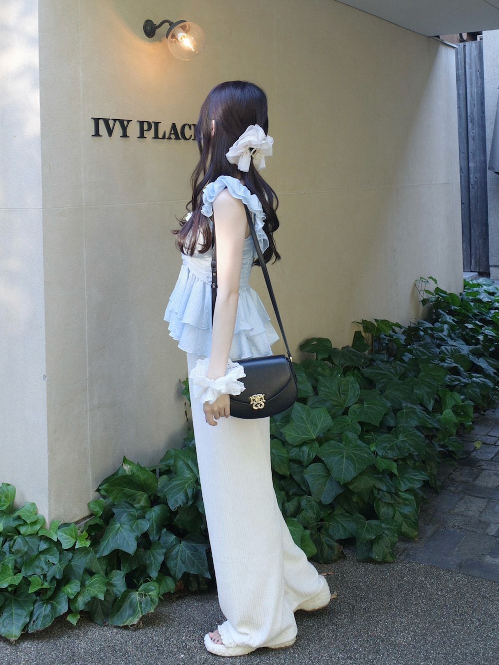 ブルー系のシャツ/ブラウス、ホワイト系のパンツ、ホワイト系のシューズを着用したレディースの夏コーディネートの3枚目の写真