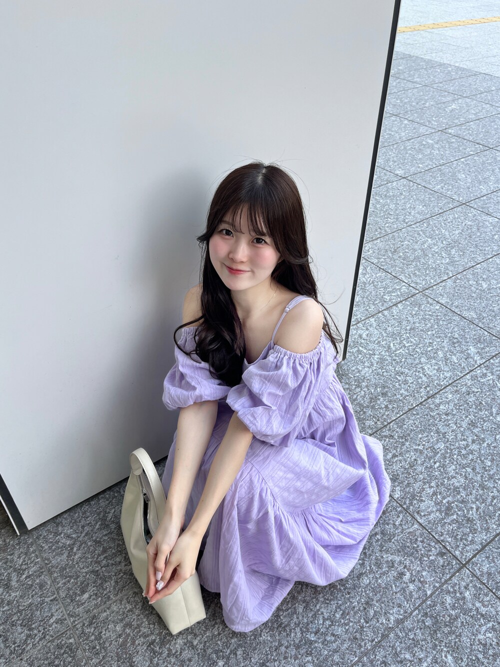 パープル系のワンピース/ドレスを着用したレディースの春コーディネートの3枚目の写真