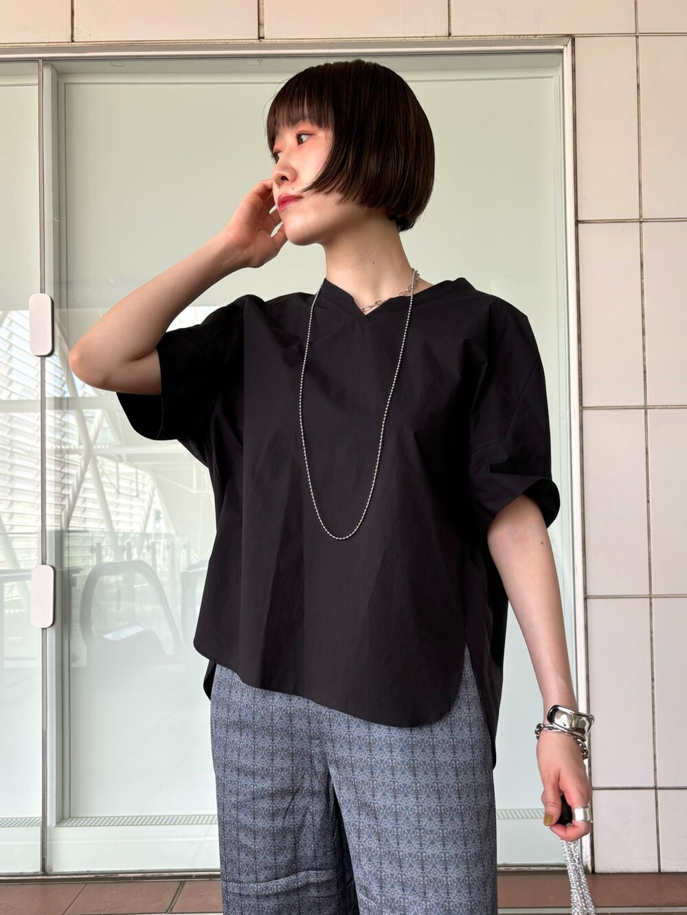 「夏コーデ、きれいめカジュアル、お出かけコーデ、シンプル、30代コーデ、シルバーアクセサリー、高身長女子、シンプルコーデ、シンプルスタイル、マクラメバッグ、ブラウス、シルバーバッグ、高身長コーデ、柄パンツ、サンダルコーデ」｜「collexのオフスタンドカラーコットンブラウス（シャツ/ブラウス、ブラック系）」を使った、yukikoさん（レディース・166cm）の夏コーディネートの2枚目の写真