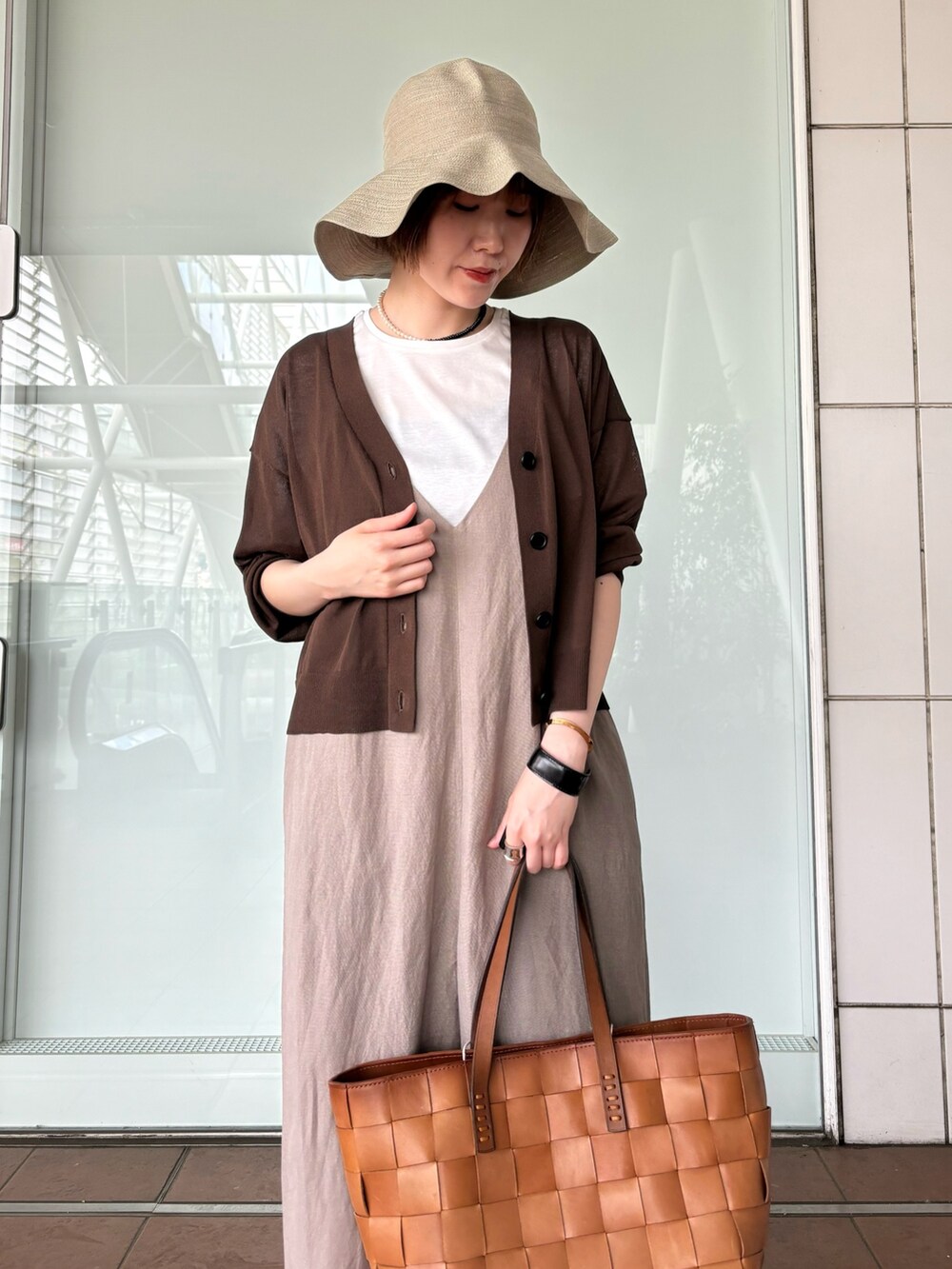 「大人カジュアル、オトナ女子、夏コーデ、レイヤードスタイル、サロペット、シアーカーディガン、シアー、カーディガン、サンダルコーデ、高身長、高身長女子、高身長コーデ、大人カジュアルコーデ、おでかけコーデ、休日コーデ」｜「collexの【手洗い可】リネン混イージークロス サロペット（サロペット/オーバーオール、ベージュ系）」を使った、yukikoさん（レディース・166cm）の春コーディネートの2枚目の写真