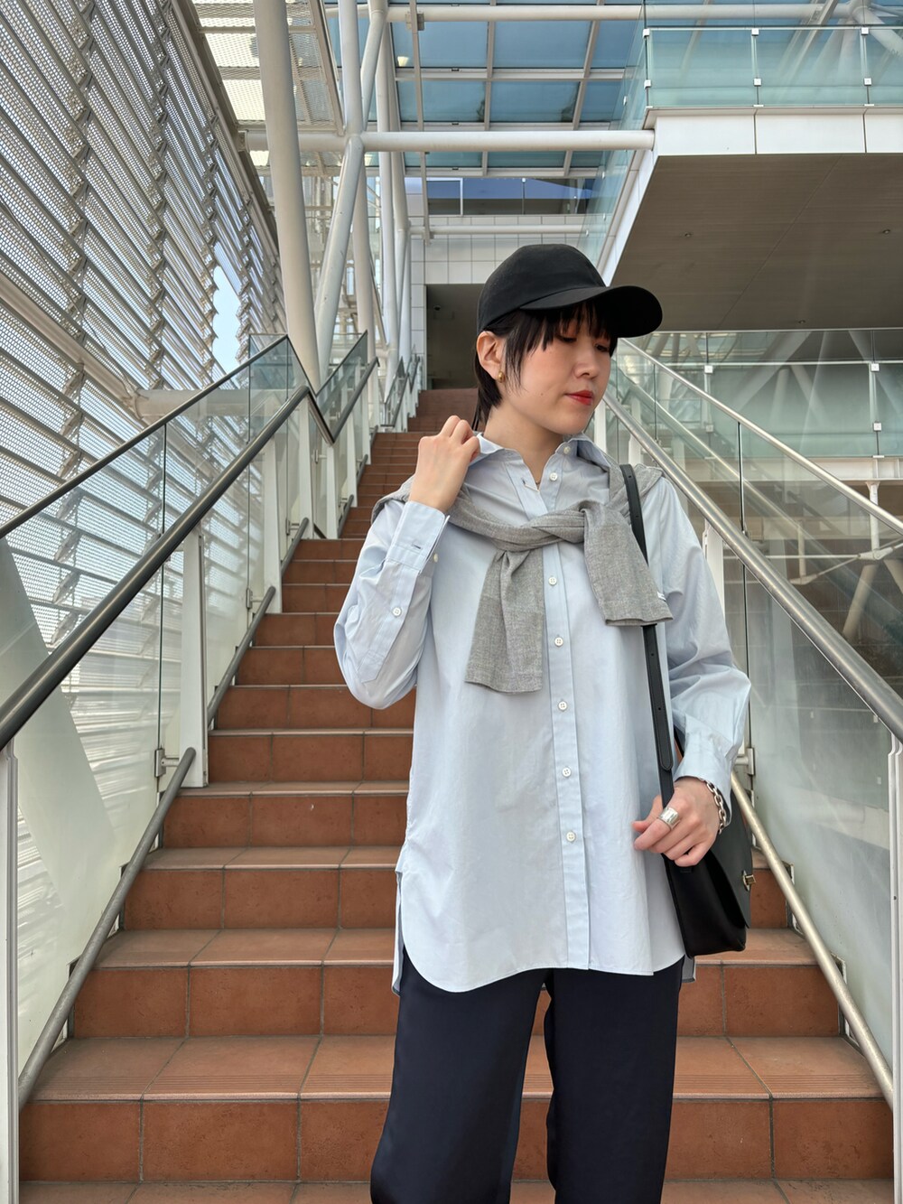 「大人カジュアル、休日スタイル、春服、オトナカジュアル、パンツコーデ、ショルダーバッグ、高身長女子、シャツスタイル、お出かけコーデ、ブルーコーデ、キャップ、カーディガン、シンプルコーデ、春色、シンプルスタイル」｜「La Maison de LyllisのLa Maison de Lyllis(ラ メゾン ド リリス) SKYCAP/スカイキャップ（キャップ、ブラック系）」を使った、yukikoさん（レディース・166cm）の冬コーディネートの3枚目の写真