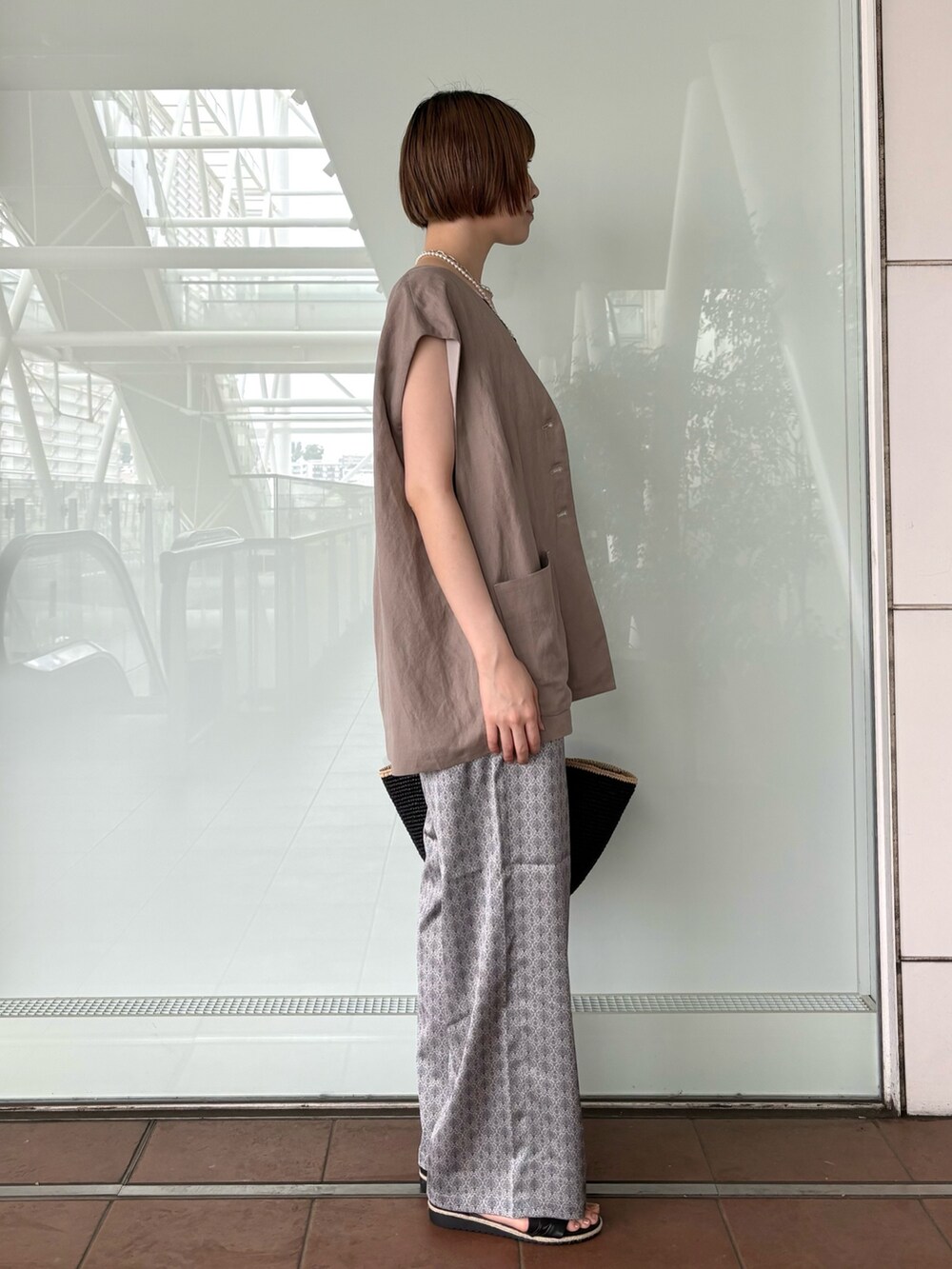 「シンプルコーデ、休日スタイル、ジレ、ワイドパンツ、サテンパンツ、かごバッグ、パールネックレス、サンダルコーデ、高身長、高身長女子、高身長コーデ、30代コーデ、初夏コーデ、骨格ナチュラル、大人カジュアル」｜「collexの小紋柄ﾌﾟﾘﾝﾄﾊﾟﾝﾂ（その他パンツ、ベージュ系）」を使った、yukikoさん（レディース・166cm）の春コーディネートの7枚目の写真