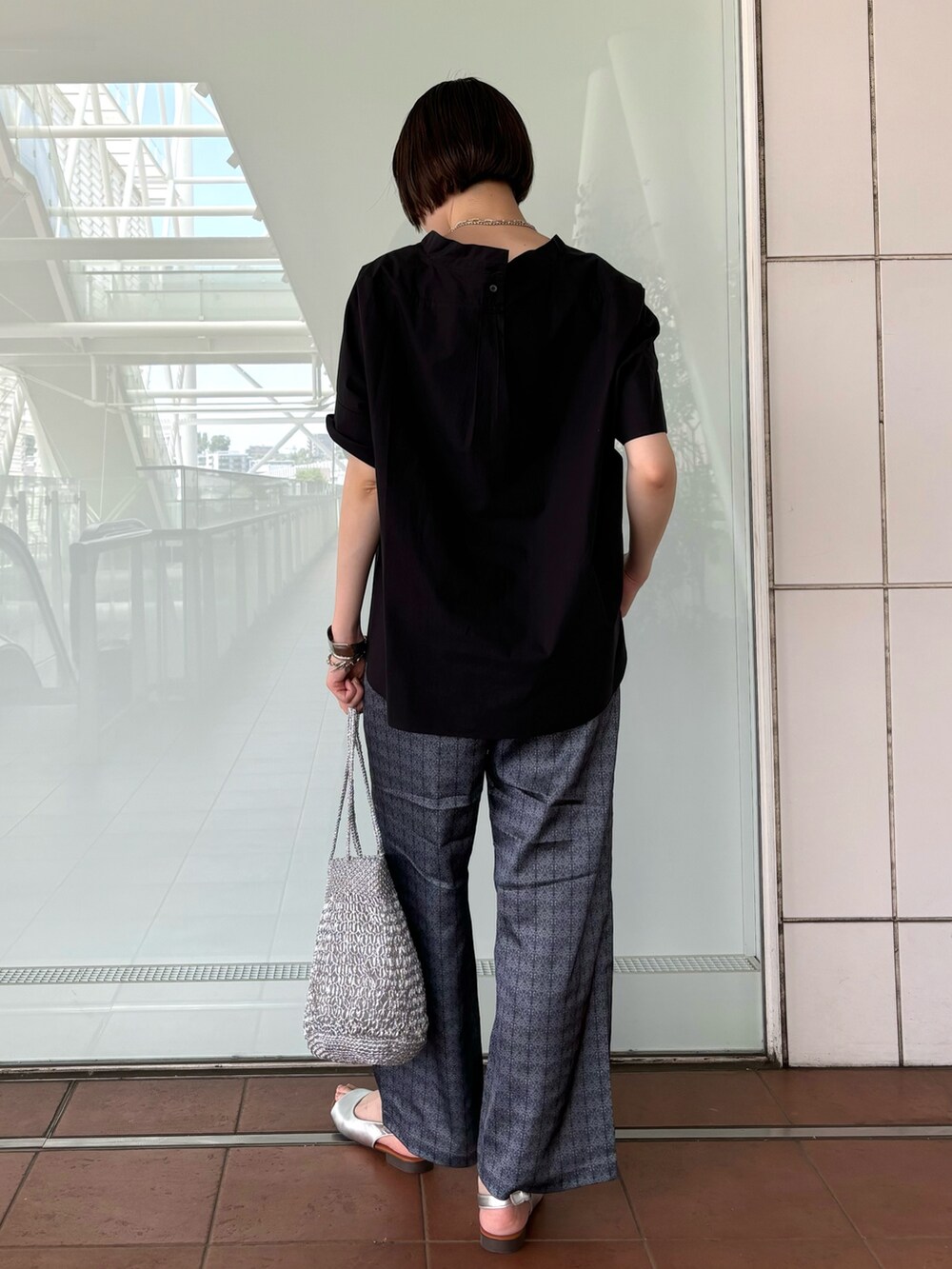 「夏コーデ、きれいめカジュアル、お出かけコーデ、シンプル、30代コーデ、シルバーアクセサリー、高身長女子、シンプルコーデ、シンプルスタイル、マクラメバッグ、ブラウス、シルバーバッグ、高身長コーデ、柄パンツ、サンダルコーデ」｜「collexのオフスタンドカラーコットンブラウス（シャツ/ブラウス、ブラック系）」を使った、yukikoさん（レディース・166cm）の夏コーディネートの6枚目の写真