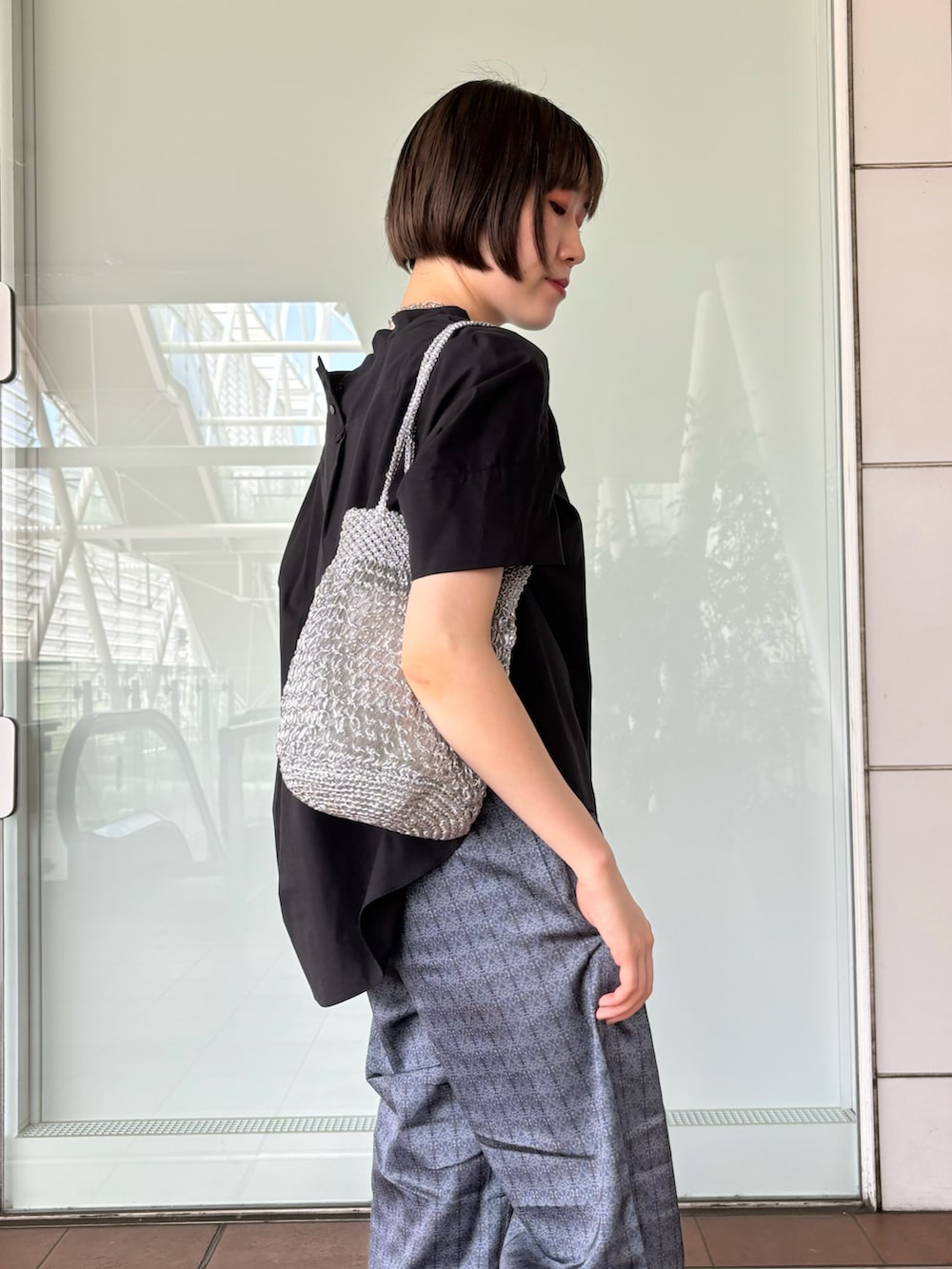 「夏コーデ、きれいめカジュアル、お出かけコーデ、シンプル、30代コーデ、シルバーアクセサリー、高身長女子、シンプルコーデ、シンプルスタイル、マクラメバッグ、ブラウス、シルバーバッグ、高身長コーデ、柄パンツ、サンダルコーデ」｜「collexのオフスタンドカラーコットンブラウス（シャツ/ブラウス、ブラック系）」を使った、yukikoさん（レディース・166cm）の夏コーディネートの3枚目の写真