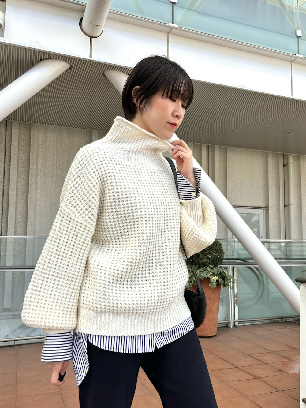 「大人カジュアル、ラクチンコーデ、モノトーンコーデ、高身長女子、ニットパンツ、ニット、白ニット、ストライプシャツ、シンプルコーデ、シンプルスタイル、ハーフムーンバック、スニーカー、スニーカーコーデ、シャツスタイル、ゆるコーデ」｜「collexのワッフルタートルニットプルオーバー（ニット/セーター、ホワイト系）」を使った、yukikoさん（レディース・166cm）の冬コーディネートの2枚目の写真