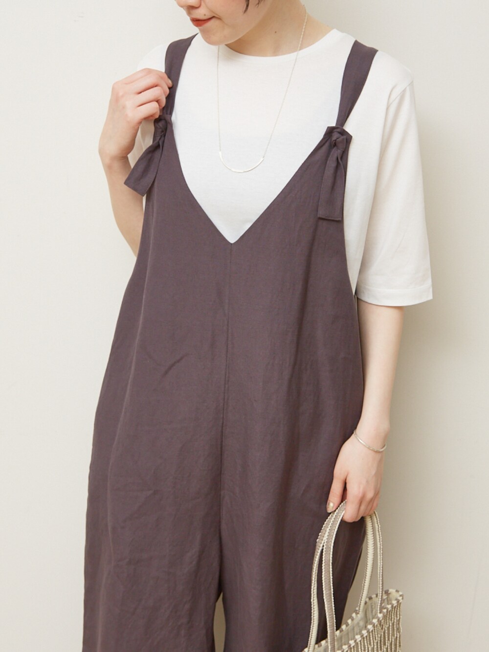 「フェススタイル、白Tシャツ、サロペット、リネン、ワイドパンツ、夏コーデ、休日スタイル、ラクチンコーデ、骨格ナチュラル、30代コーデ、サンダル、ボブ、高身長、高身長女子、高身長コーデ」｜「collexの【手洗い可】リネン混イージークロス サロペット（サロペット/オーバーオール、グレー系）」を使った、yukikoさん（レディース・166cm）の夏コーディネートの2枚目の写真