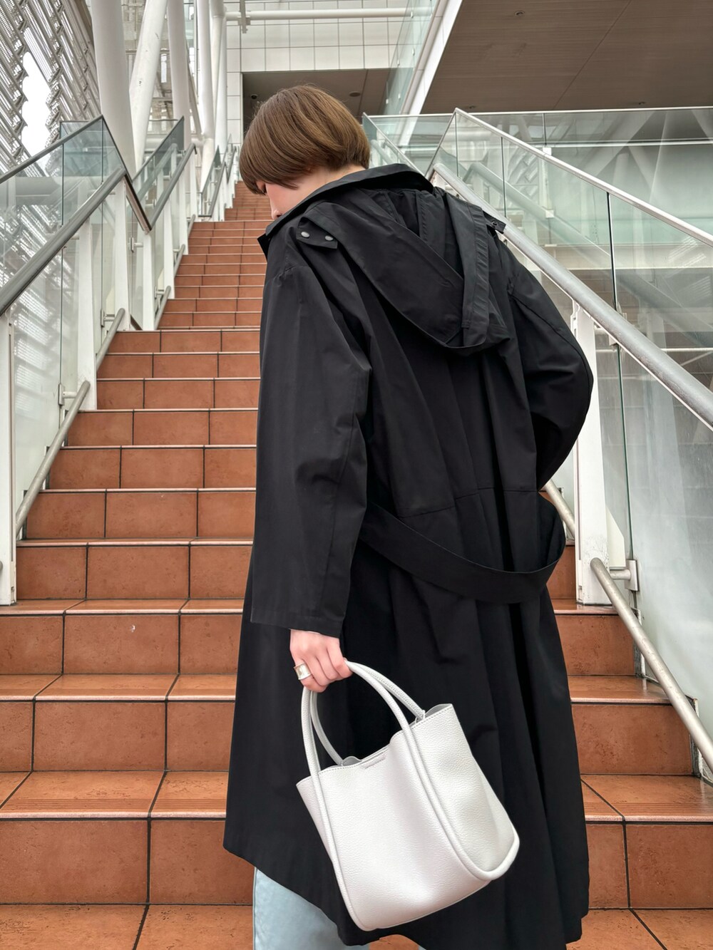 「シンプルスタイル、パンツコーデ、スニーカーコーデ、楽チンコーデ、春アウター、ショルダーバッグ、ハンドバッグ、白シャツ、サテンパンツ、春コート、ロングコート、シンプルカジュアル、オトナカジュアル、カラーパンツ、高身長女子」｜「collexの＜手洗い可能＞リラックスサテンパンツ（その他パンツ、グリーン系）」を使った、yukikoさん（レディース・166cm）の春コーディネートの4枚目の写真