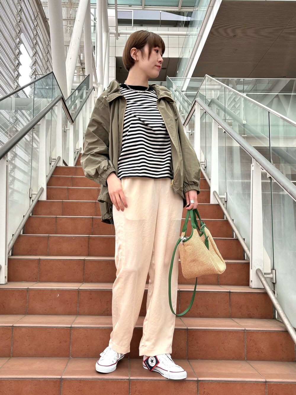 「スニーカー、春アウター、カラーパンツ、ボーダー、トートバッグ、大人カジュアル、ボブ、シンプルコーデ、シンプルスタイル、サテンパンツ、ボーダートップス、ブルゾン、マルコマージ、コンバース、大人カジュアルコーデ」｜「collexの＜手洗い可能＞リラックスサテンパンツ（その他パンツ、ベージュ系）」を使った、yukikoさん（レディース・166cm）の春コーディネートの2枚目の写真