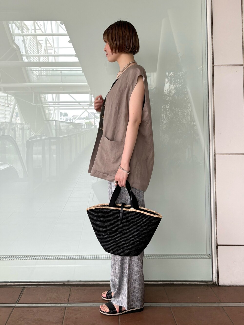「シンプルコーデ、休日スタイル、ジレ、ワイドパンツ、サテンパンツ、かごバッグ、パールネックレス、サンダルコーデ、高身長、高身長女子、高身長コーデ、30代コーデ、初夏コーデ、骨格ナチュラル、大人カジュアル」｜「collexの小紋柄ﾌﾟﾘﾝﾄﾊﾟﾝﾂ（その他パンツ、ベージュ系）」を使った、yukikoさん（レディース・166cm）の春コーディネートの6枚目の写真