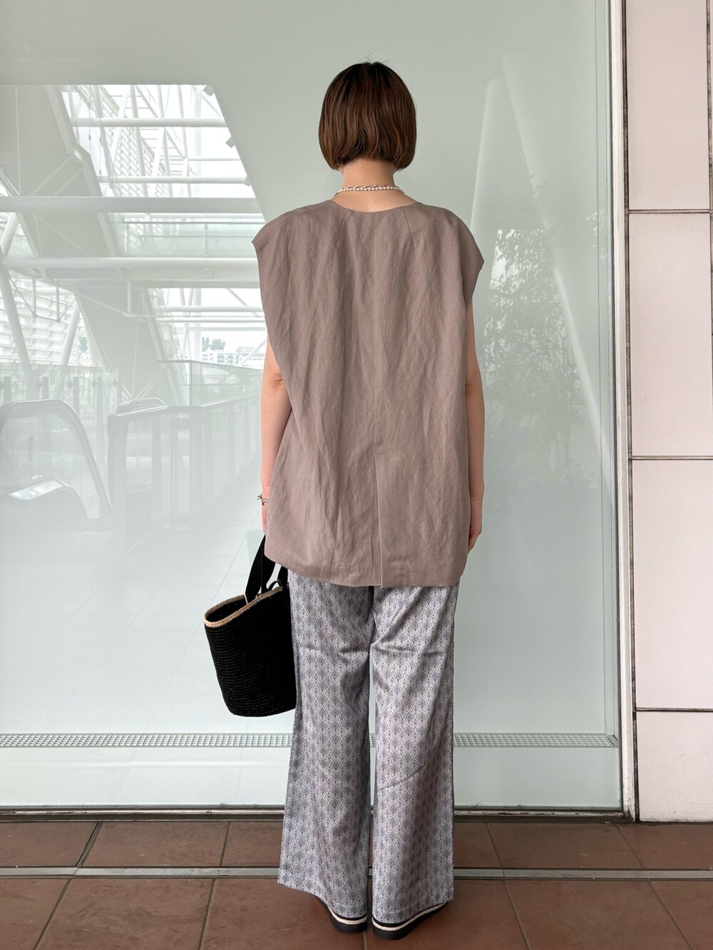 「シンプルコーデ、休日スタイル、ジレ、ワイドパンツ、サテンパンツ、かごバッグ、パールネックレス、サンダルコーデ、高身長、高身長女子、高身長コーデ、30代コーデ、初夏コーデ、骨格ナチュラル、大人カジュアル」｜「collexの小紋柄ﾌﾟﾘﾝﾄﾊﾟﾝﾂ（その他パンツ、ベージュ系）」を使った、yukikoさん（レディース・166cm）の春コーディネートの5枚目の写真