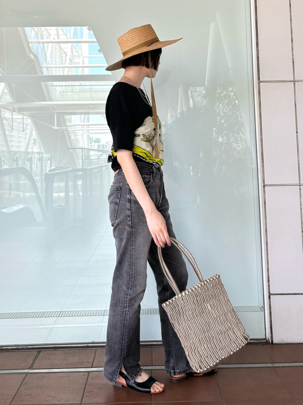 「夏コーデ、夏だ！Tシャツ着よう！、スカーフ、スカーフアレンジ、マクラメバッグ、デニムコーデ、麦わら帽子、ストローハット、ブラックコーデ、サンダルコーデ、Tシャツ×デニム、Tシャツ、Tシャツコーデ、高身長、高身長コーデ」｜「collexの【接触冷感・UVカット】コンパクトクールTシャツ（Tシャツ/カットソー、ブラック系）」を使った、yukikoさん（レディース・166cm）の夏コーディネートの3枚目の写真