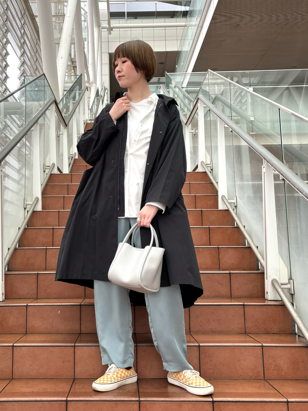「シンプルスタイル、パンツコーデ、スニーカーコーデ、楽チンコーデ、春アウター、ショルダーバッグ、ハンドバッグ、白シャツ、サテンパンツ、春コート、ロングコート、シンプルカジュアル、オトナカジュアル、カラーパンツ、高身長女子」｜「collexの＜手洗い可能＞リラックスサテンパンツ（その他パンツ、グリーン系）」を使った、yukikoさん（レディース・166cm）の春コーディネートの2枚目の写真