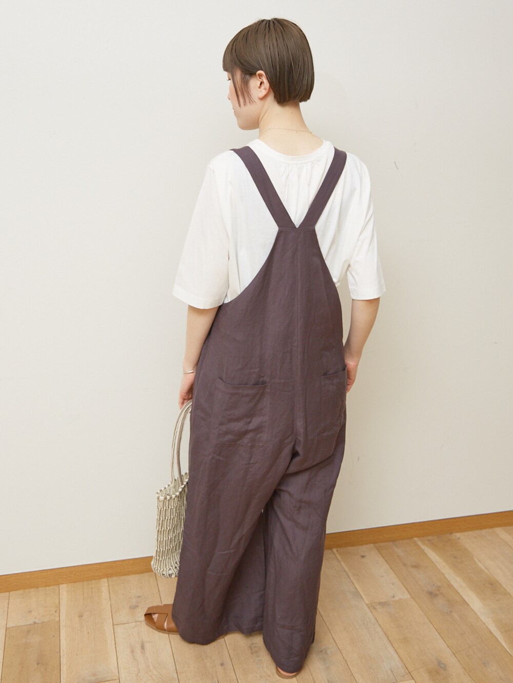 「フェススタイル、白Tシャツ、サロペット、リネン、ワイドパンツ、夏コーデ、休日スタイル、ラクチンコーデ、骨格ナチュラル、30代コーデ、サンダル、ボブ、高身長、高身長女子、高身長コーデ」｜「collexの【手洗い可】リネン混イージークロス サロペット（サロペット/オーバーオール、グレー系）」を使った、yukikoさん（レディース・166cm）の夏コーディネートの5枚目の写真