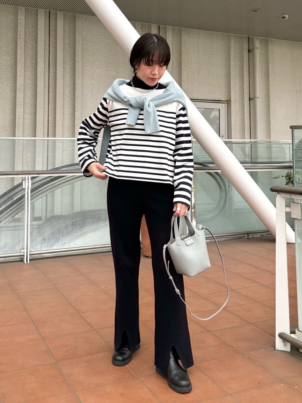「モノトーン、ショルダーバッグ、シンプルコーデ、ブーツ、レイヤードスタイル、タートルネック、高身長女子、ボーダー、グレー、ネイビー、シンプルスタイル、ボーダートップス、大人カジュアル、シンプルカジュアル、モノトーンコーデ」｜「collexの【セットアップ対応】ファインウールニットパンツ（その他パンツ、ブルー系）」を使った、yukikoさん（レディース・166cm）の冬コーディネートの2枚目の写真