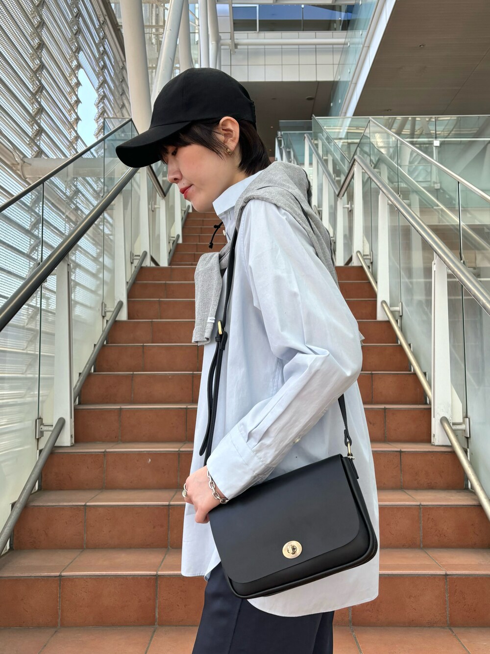 「大人カジュアル、休日スタイル、春服、オトナカジュアル、パンツコーデ、ショルダーバッグ、高身長女子、シャツスタイル、お出かけコーデ、ブルーコーデ、キャップ、カーディガン、シンプルコーデ、春色、シンプルスタイル」｜「La Maison de LyllisのLa Maison de Lyllis(ラ メゾン ド リリス) SKYCAP/スカイキャップ（キャップ、ブラック系）」を使った、yukikoさん（レディース・166cm）の冬コーディネートの2枚目の写真