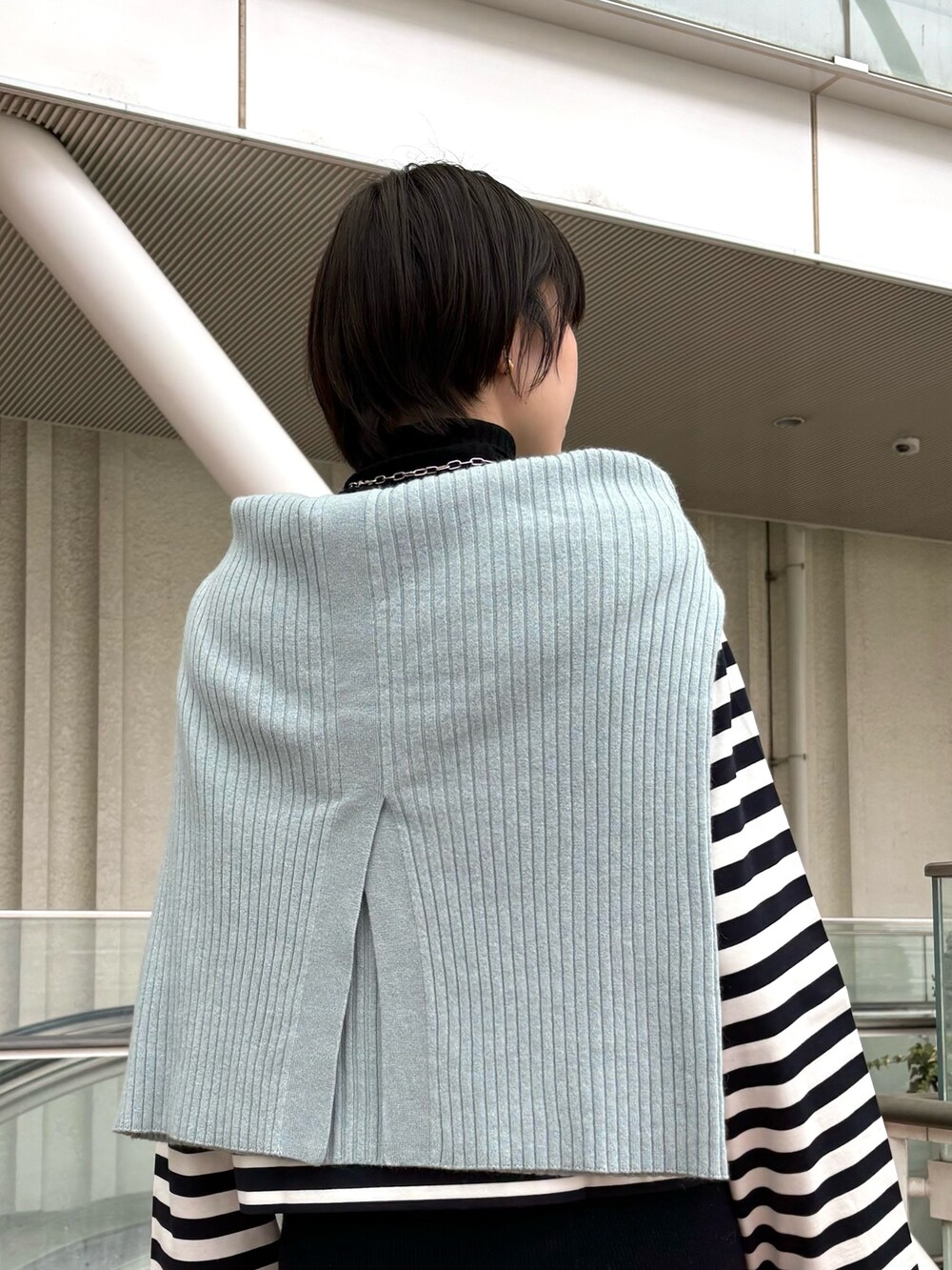「モノトーン、ショルダーバッグ、シンプルコーデ、ブーツ、レイヤードスタイル、タートルネック、高身長女子、ボーダー、グレー、ネイビー、シンプルスタイル、ボーダートップス、大人カジュアル、シンプルカジュアル、モノトーンコーデ」｜「collexの【セットアップ対応】ファインウールニットパンツ（その他パンツ、ブルー系）」を使った、yukikoさん（レディース・166cm）の冬コーディネートの4枚目の写真
