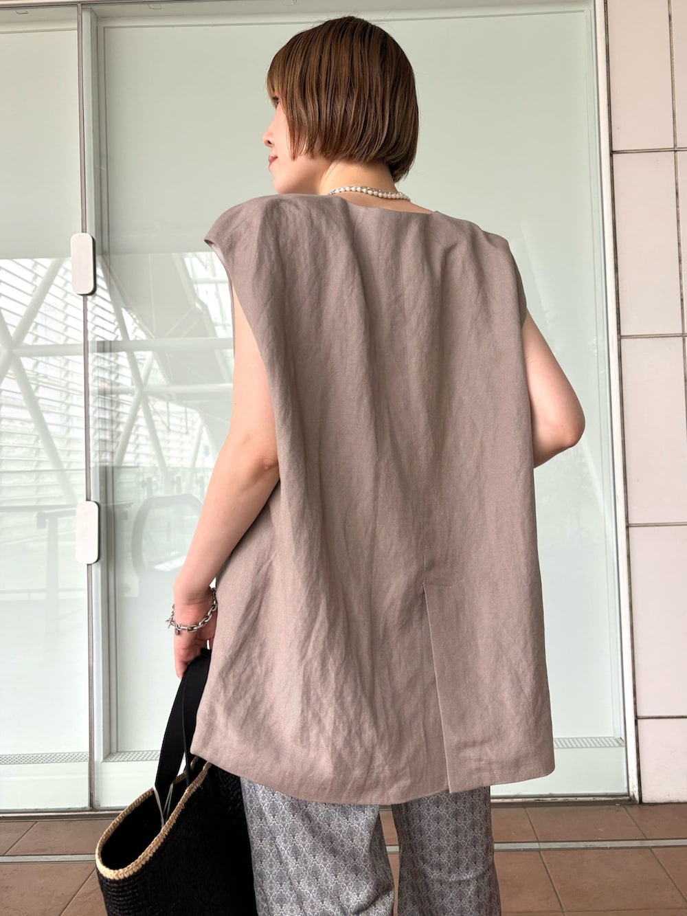 「シンプルコーデ、休日スタイル、ジレ、ワイドパンツ、サテンパンツ、かごバッグ、パールネックレス、サンダルコーデ、高身長、高身長女子、高身長コーデ、30代コーデ、初夏コーデ、骨格ナチュラル、大人カジュアル」｜「collexの小紋柄ﾌﾟﾘﾝﾄﾊﾟﾝﾂ（その他パンツ、ベージュ系）」を使った、yukikoさん（レディース・166cm）の春コーディネートの4枚目の写真