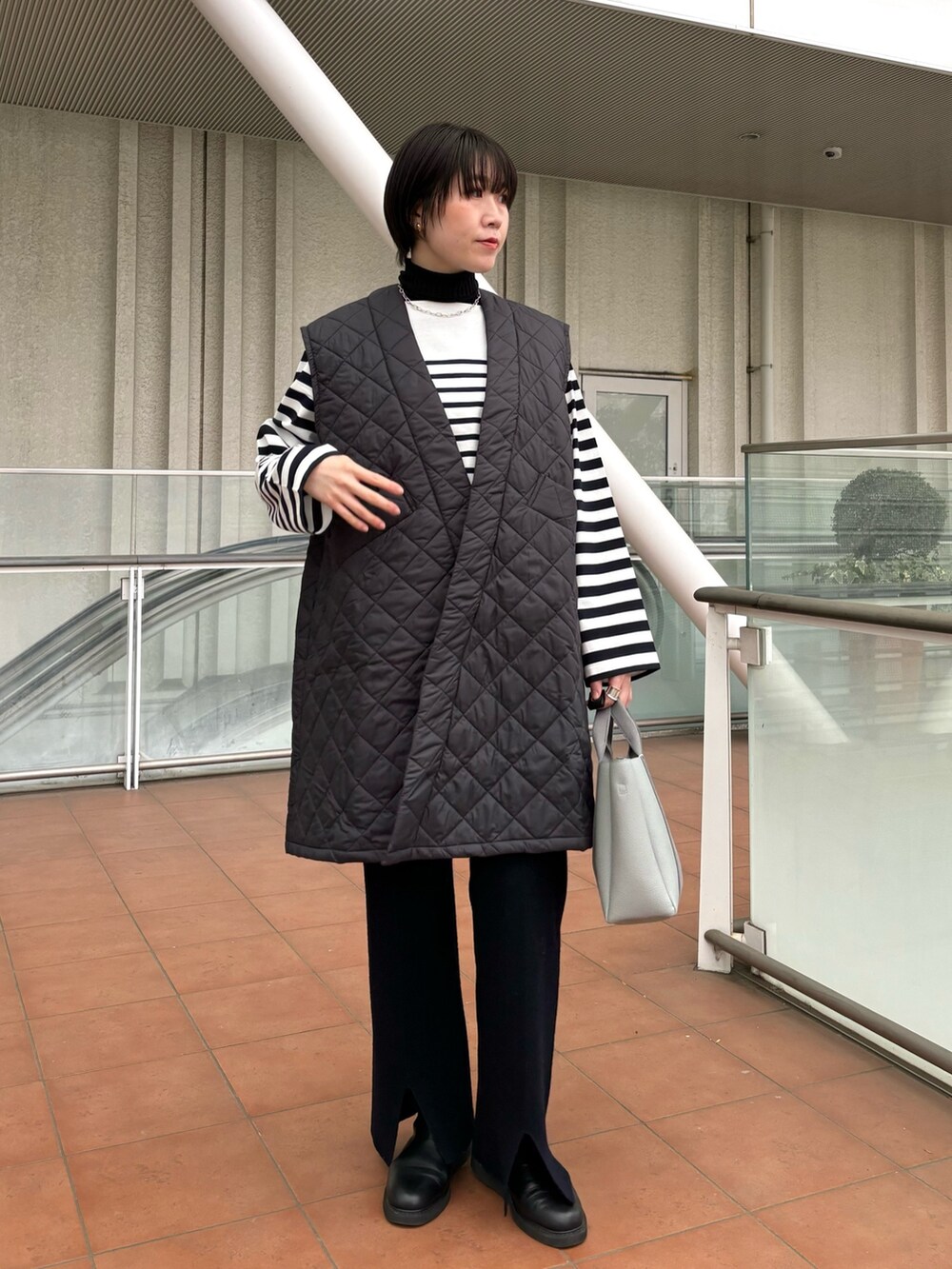 「モノトーン、キルティング、シンプルコーデ、休日コーデ、レイヤードスタイル、シンプルスタイル、高身長コーデ、高身長女子、ショートヘア、シンプル、キルティングベスト、ボーター、トートバッグ、モノトーンコーデ、シンプルカジュアル」｜「Yarmoの【Yarmo】 Quilted Gillet　キルティング ジレ（ダウンベスト、ブラック系）」を使った、yukikoさん（レディース・166cm）の冬コーディネートの2枚目の写真