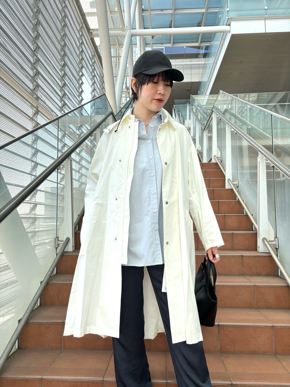 「スポーツミックス、シンプルコーデ、春色、ブーツ、キャップ、休日スタイル、春アウター、春コート、春コーデ、高身長女子、シャツスタイル、シャツ、サテンパンツ、キャップコーデ、大人カジュアル」｜「collexの【手洗い可能】スタンダードシャツ（シャツ/ブラウス、ブルー系）」を使った、yukikoさん（レディース・166cm）の冬コーディネートの2枚目の写真