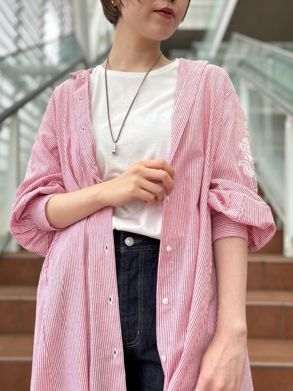 「ピンク、デニム、スニーカー、春コーデ、ストライプシャツ、刺繍、刺繍ワンピース、シャツワンピース、ワンピースコーデ、Tシャツ×デニム、白Tシャツ、ワンピーススタイル、高身長、高身長女子、高身長コーデ」｜「collexのチューブハンドル2WAYミニトートバッグ（トートバッグ、グレー系）」を使った、yukikoさん（レディース・166cm）の春コーディネートの3枚目の写真