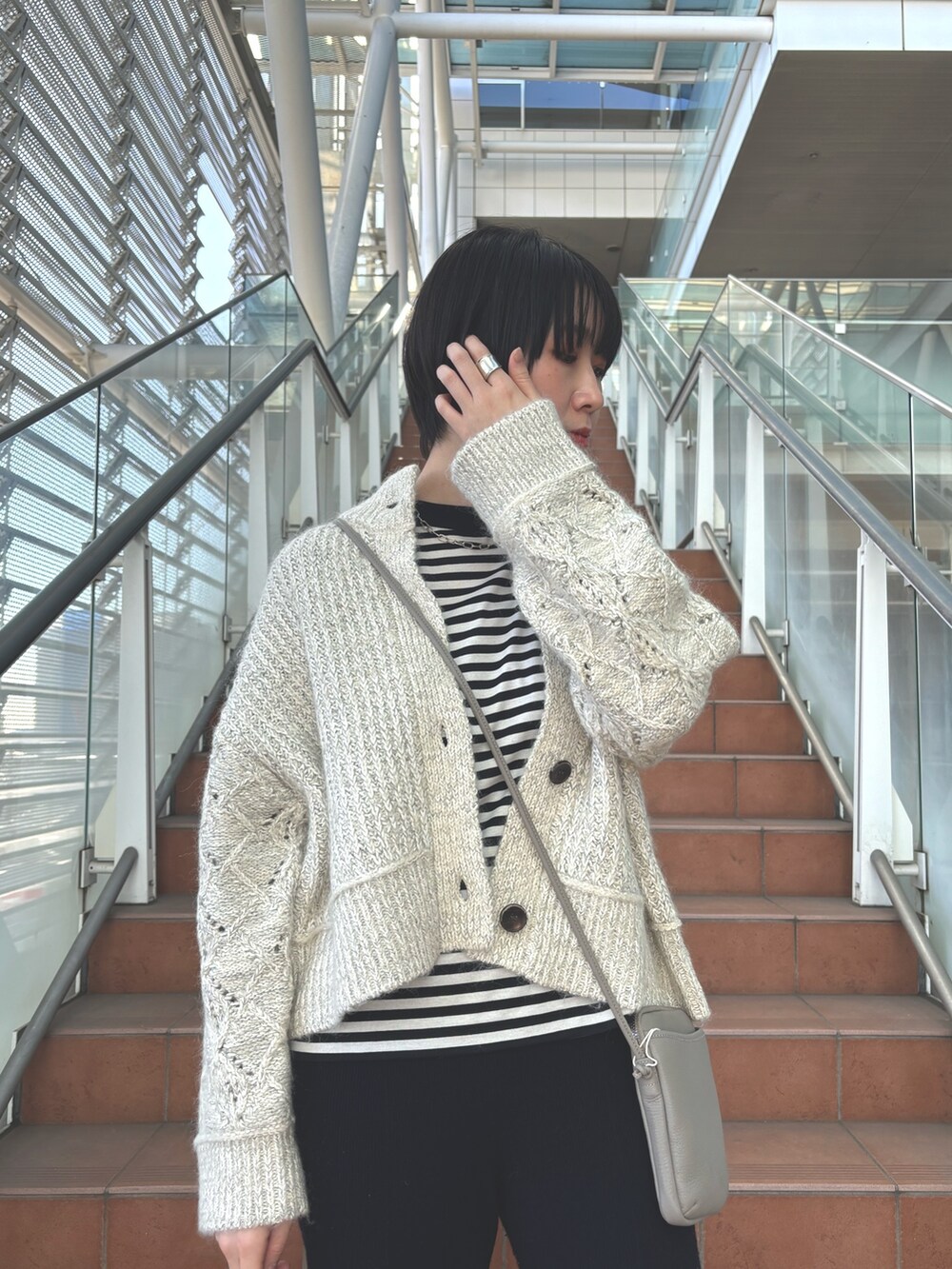 「シンプルコーデ、淡色コーデ、パンツスタイル、ニットカーディガン、ニットコーデ、ボーダー、モノトーンコーデ、スマホショルダー、ニットパンツ、スリット、シンプルスタイル、シンプル、今日のコーデ、ショート丈、高身長コーデ」｜「collexの【セットアップ対応】ファインウールニットパンツ（その他パンツ、ブルー系）」を使った、yukikoさん（レディース・166cm）の冬コーディネートの2枚目の写真