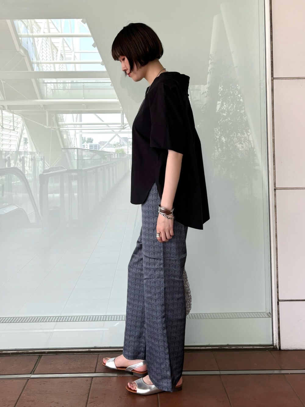 「夏コーデ、きれいめカジュアル、お出かけコーデ、シンプル、30代コーデ、シルバーアクセサリー、高身長女子、シンプルコーデ、シンプルスタイル、マクラメバッグ、ブラウス、シルバーバッグ、高身長コーデ、柄パンツ、サンダルコーデ」｜「collexのオフスタンドカラーコットンブラウス（シャツ/ブラウス、ブラック系）」を使った、yukikoさん（レディース・166cm）の夏コーディネートの4枚目の写真