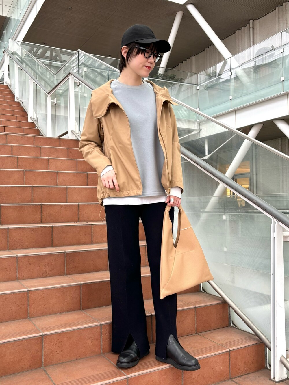 「休日スタイル、ブーツ、レイヤードスタイル、キャップ、ブルゾン、カジュアルコーデ、春アウター、シンプル、メガネ女子、ニットパンツ、高身長、高身長女子、休日コーデ、スウェット、レイヤード」｜「collexのPERTEX UNLIMITED グログランフードブルゾン（ブルゾン、ベージュ系）」を使った、yukikoさん（レディース・166cm）の冬コーディネートの3枚目の写真
