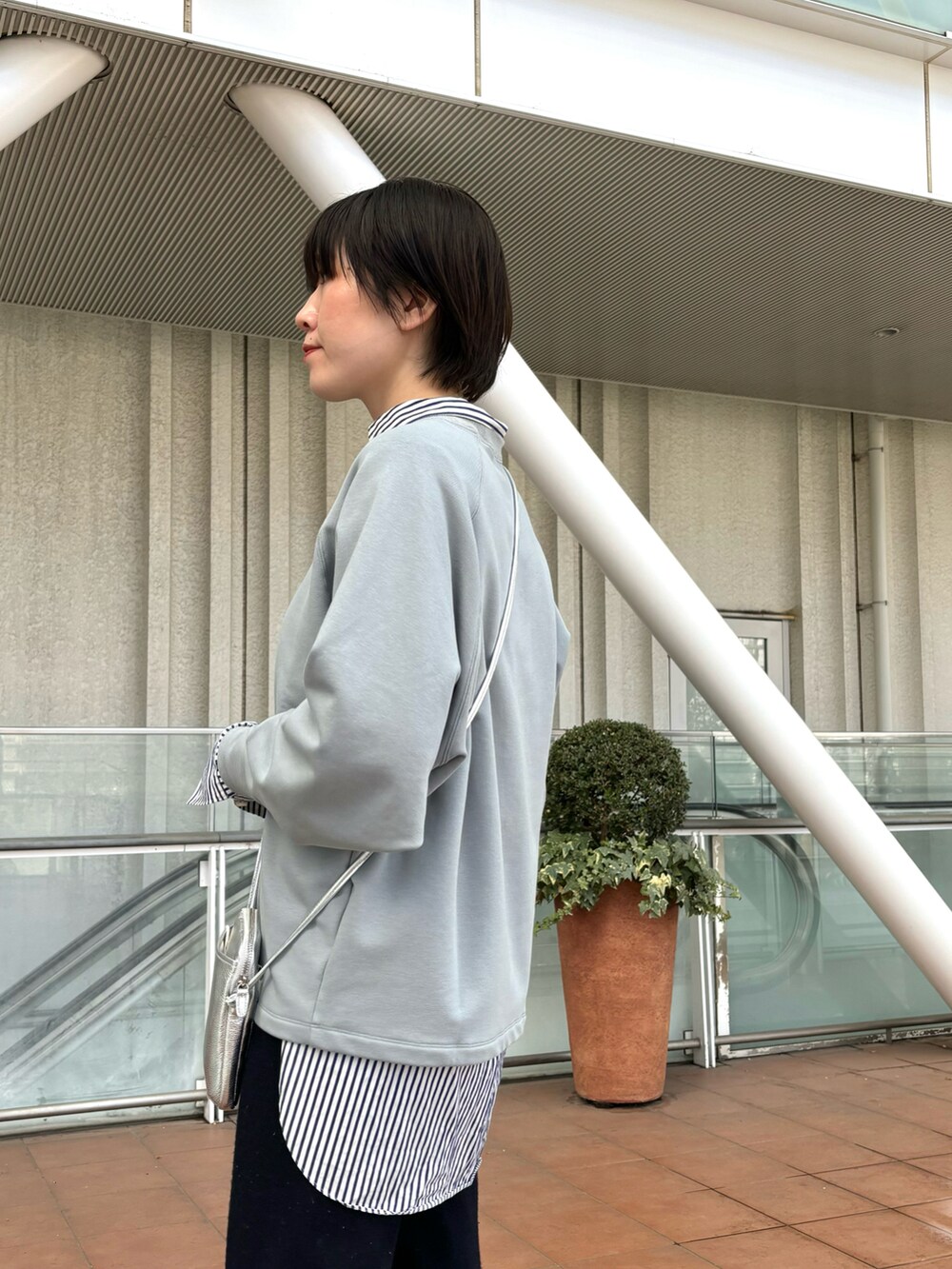 「大人カジュアル、ラクチンコーデ、ネイビー、サックスブルー、スニーカーコーデ、スニーカー、スリット、スマホショルダー、レイヤードスタイル、シンプルコーデ、シンプル、シンプルスタイル、シンプルカジュアル、スウェット、春コーデ」｜「collexのサイドスリットフォルム裏毛プルオーバー（スウェット、ブルー系）」を使った、yukikoさん（レディース・166cm）の冬コーディネートの2枚目の写真