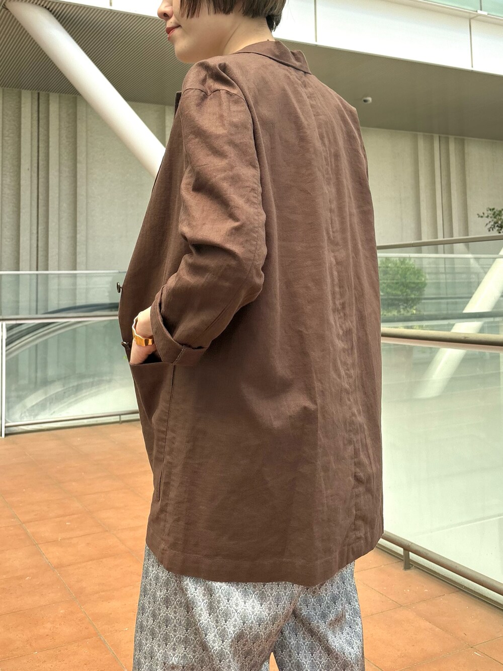 「大人カジュアル、ラクチンコーデ、リネン、リネンジャケット、ジャケットコーデ、Tシャツコーデ、Tシャツ、柄パンツ、サンダルコーデ、高身長、高身長コーデ、30代コーデ、簡単コーデ、大人カジュアルコーデ、休日コーデ」｜「collexの【接触冷感・UVカット】コンパクトクールTシャツ（Tシャツ/カットソー、ホワイト系）」を使った、yukikoさん（レディース・166cm）の春コーディネートの4枚目の写真