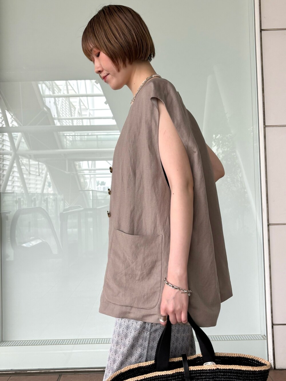 「シンプルコーデ、休日スタイル、ジレ、ワイドパンツ、サテンパンツ、かごバッグ、パールネックレス、サンダルコーデ、高身長、高身長女子、高身長コーデ、30代コーデ、初夏コーデ、骨格ナチュラル、大人カジュアル」｜「collexの小紋柄ﾌﾟﾘﾝﾄﾊﾟﾝﾂ（その他パンツ、ベージュ系）」を使った、yukikoさん（レディース・166cm）の春コーディネートの3枚目の写真