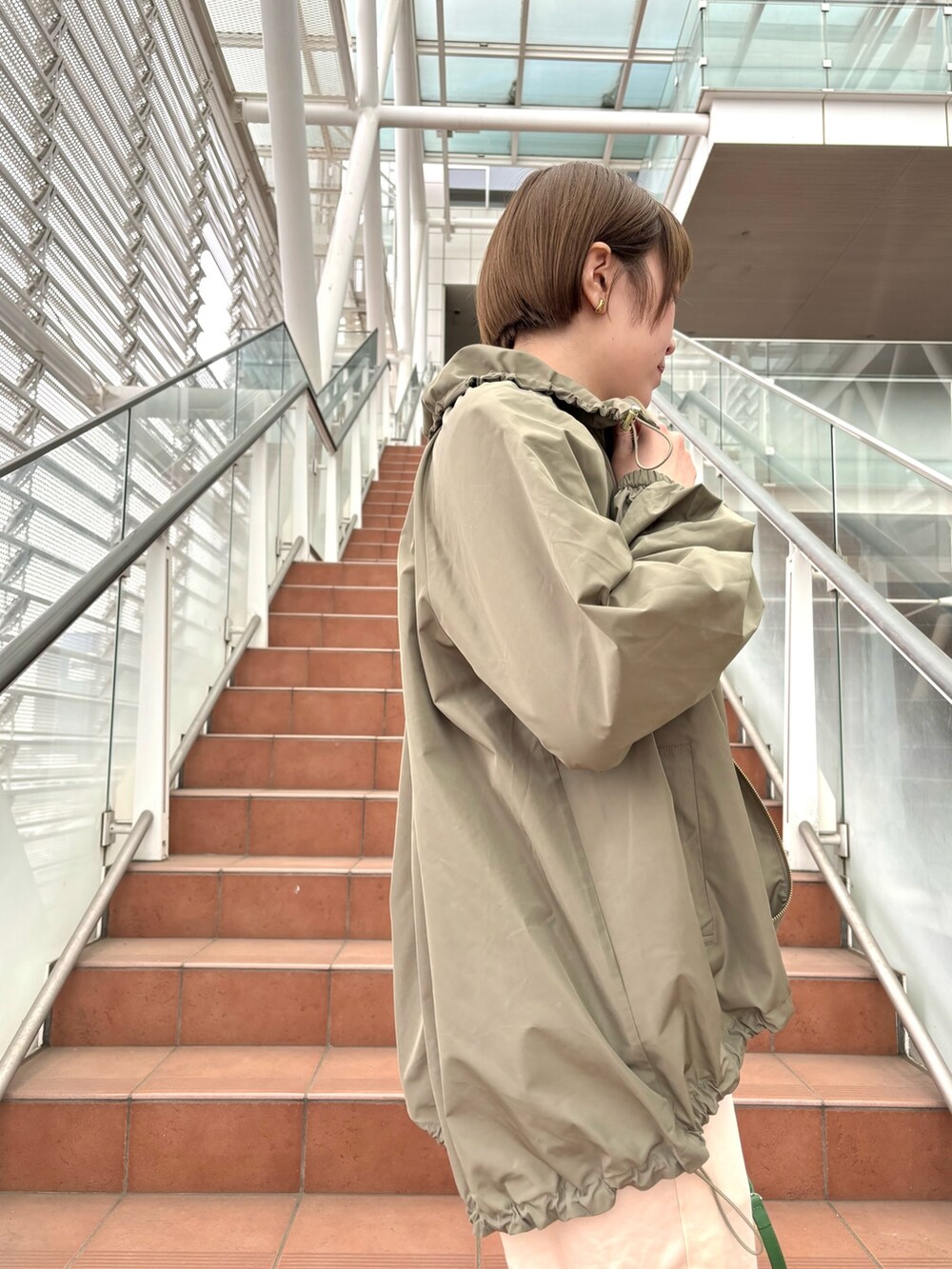 「スニーカー、春アウター、カラーパンツ、ボーダー、トートバッグ、大人カジュアル、ボブ、シンプルコーデ、シンプルスタイル、サテンパンツ、ボーダートップス、ブルゾン、マルコマージ、コンバース、大人カジュアルコーデ」｜「collexの＜手洗い可能＞リラックスサテンパンツ（その他パンツ、ベージュ系）」を使った、yukikoさん（レディース・166cm）の春コーディネートの3枚目の写真