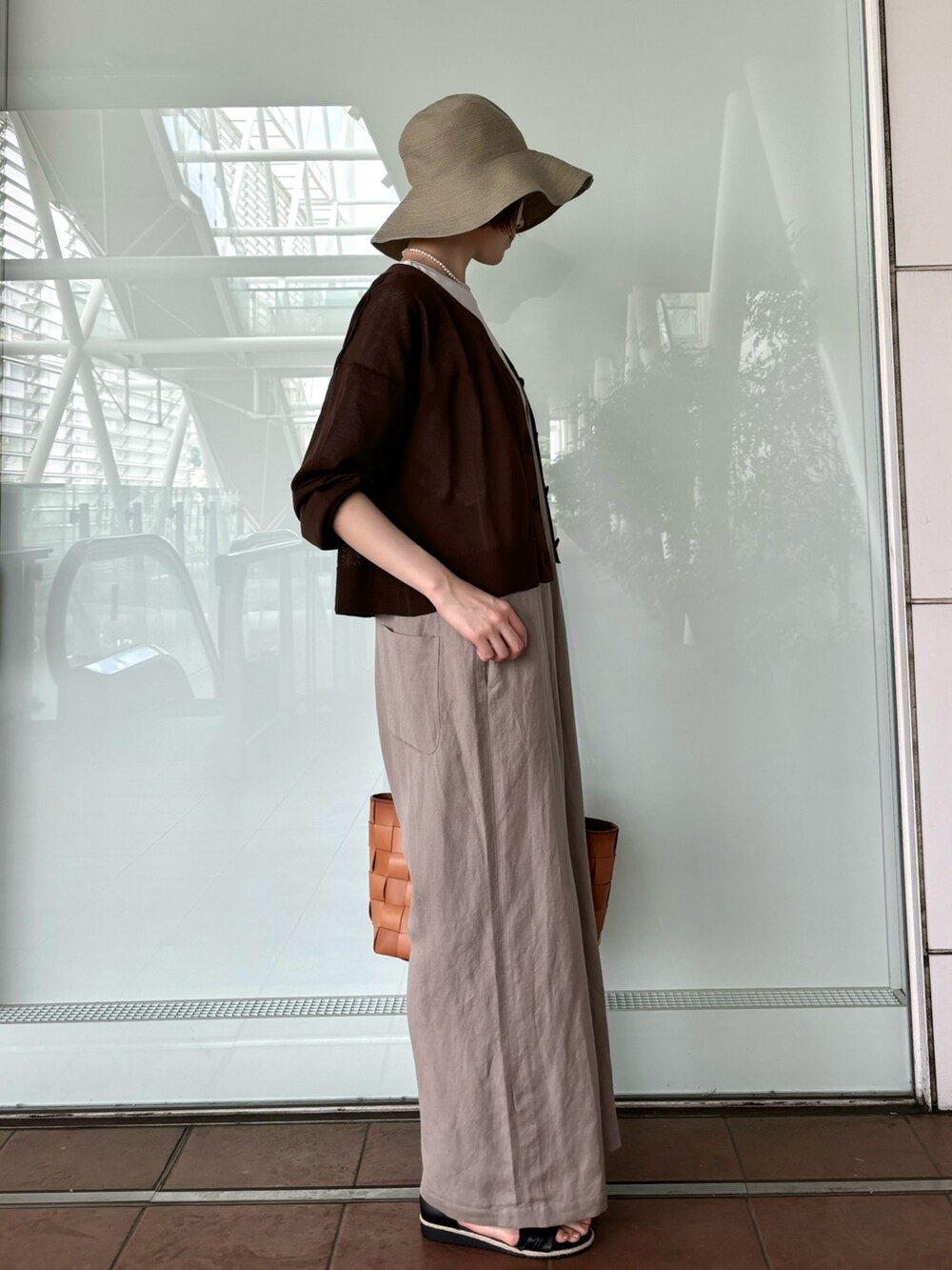 「大人カジュアル、オトナ女子、夏コーデ、レイヤードスタイル、サロペット、シアーカーディガン、シアー、カーディガン、サンダルコーデ、高身長、高身長女子、高身長コーデ、大人カジュアルコーデ、おでかけコーデ、休日コーデ」｜「collexの【手洗い可】リネン混イージークロス サロペット（サロペット/オーバーオール、ベージュ系）」を使った、yukikoさん（レディース・166cm）の春コーディネートの4枚目の写真
