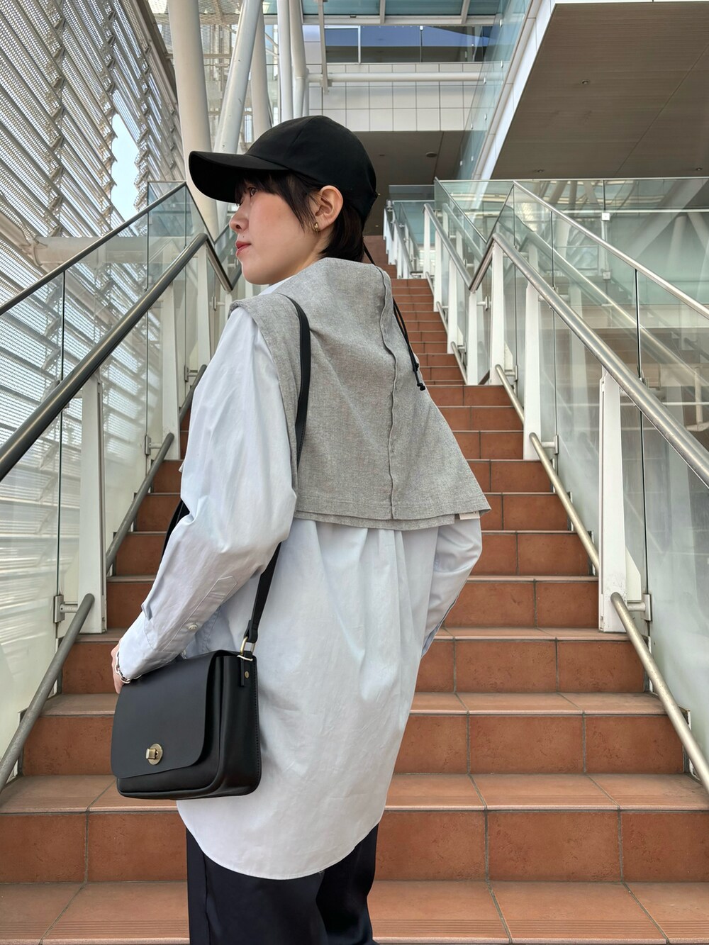 「大人カジュアル、休日スタイル、春服、オトナカジュアル、パンツコーデ、ショルダーバッグ、高身長女子、シャツスタイル、お出かけコーデ、ブルーコーデ、キャップ、カーディガン、シンプルコーデ、春色、シンプルスタイル」｜「La Maison de LyllisのLa Maison de Lyllis(ラ メゾン ド リリス) SKYCAP/スカイキャップ（キャップ、ブラック系）」を使った、yukikoさん（レディース・166cm）の冬コーディネートの4枚目の写真