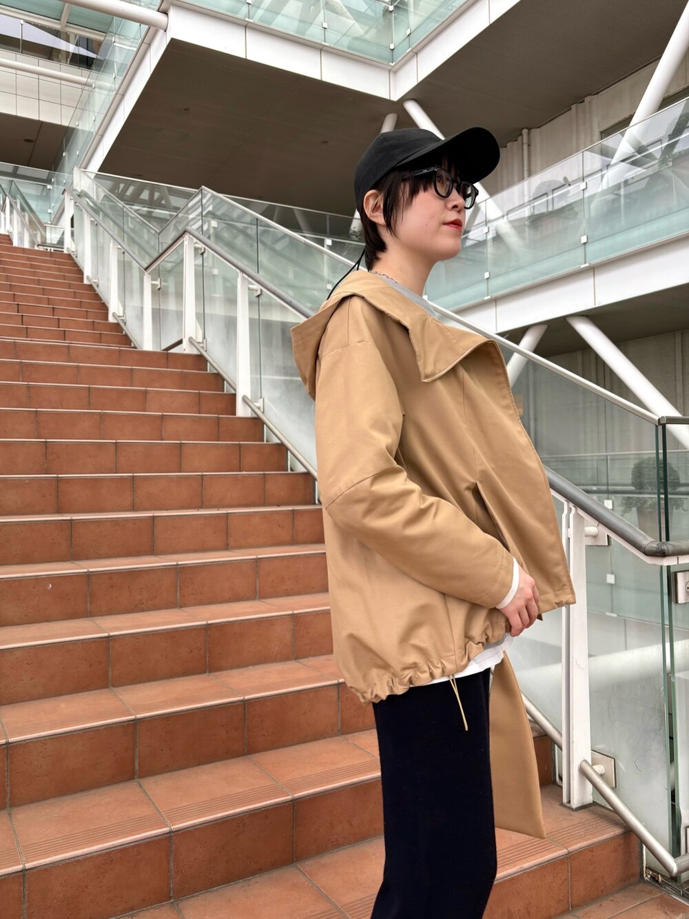 「休日スタイル、ブーツ、レイヤードスタイル、キャップ、ブルゾン、カジュアルコーデ、春アウター、シンプル、メガネ女子、ニットパンツ、高身長、高身長女子、休日コーデ、スウェット、レイヤード」｜「collexのPERTEX UNLIMITED グログランフードブルゾン（ブルゾン、ベージュ系）」を使った、yukikoさん（レディース・166cm）の冬コーディネートの2枚目の写真