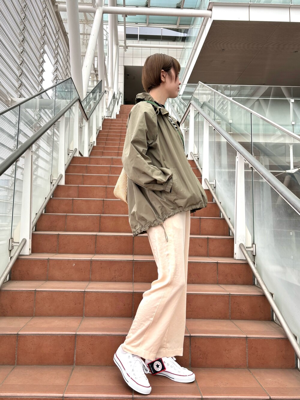 「スニーカー、春アウター、カラーパンツ、ボーダー、トートバッグ、大人カジュアル、ボブ、シンプルコーデ、シンプルスタイル、サテンパンツ、ボーダートップス、ブルゾン、マルコマージ、コンバース、大人カジュアルコーデ」｜「collexの＜手洗い可能＞リラックスサテンパンツ（その他パンツ、ベージュ系）」を使った、yukikoさん（レディース・166cm）の春コーディネートの4枚目の写真