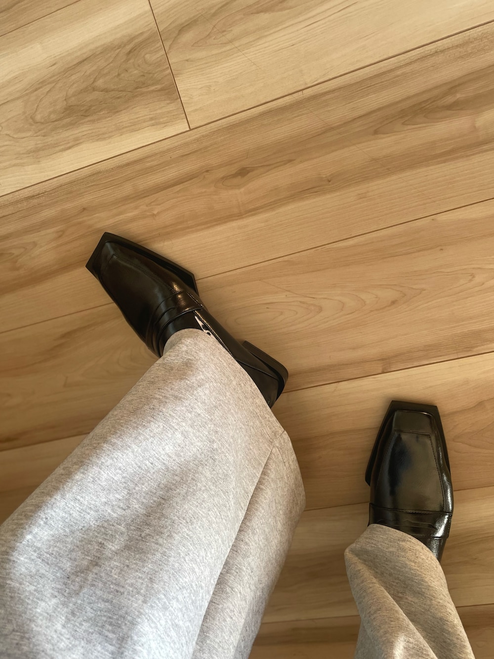 グレー系のスウェットパンツ、ブラック系のローファー、ブルー系のニット/セーターを着用したレディースの春コーディネートの2枚目の写真